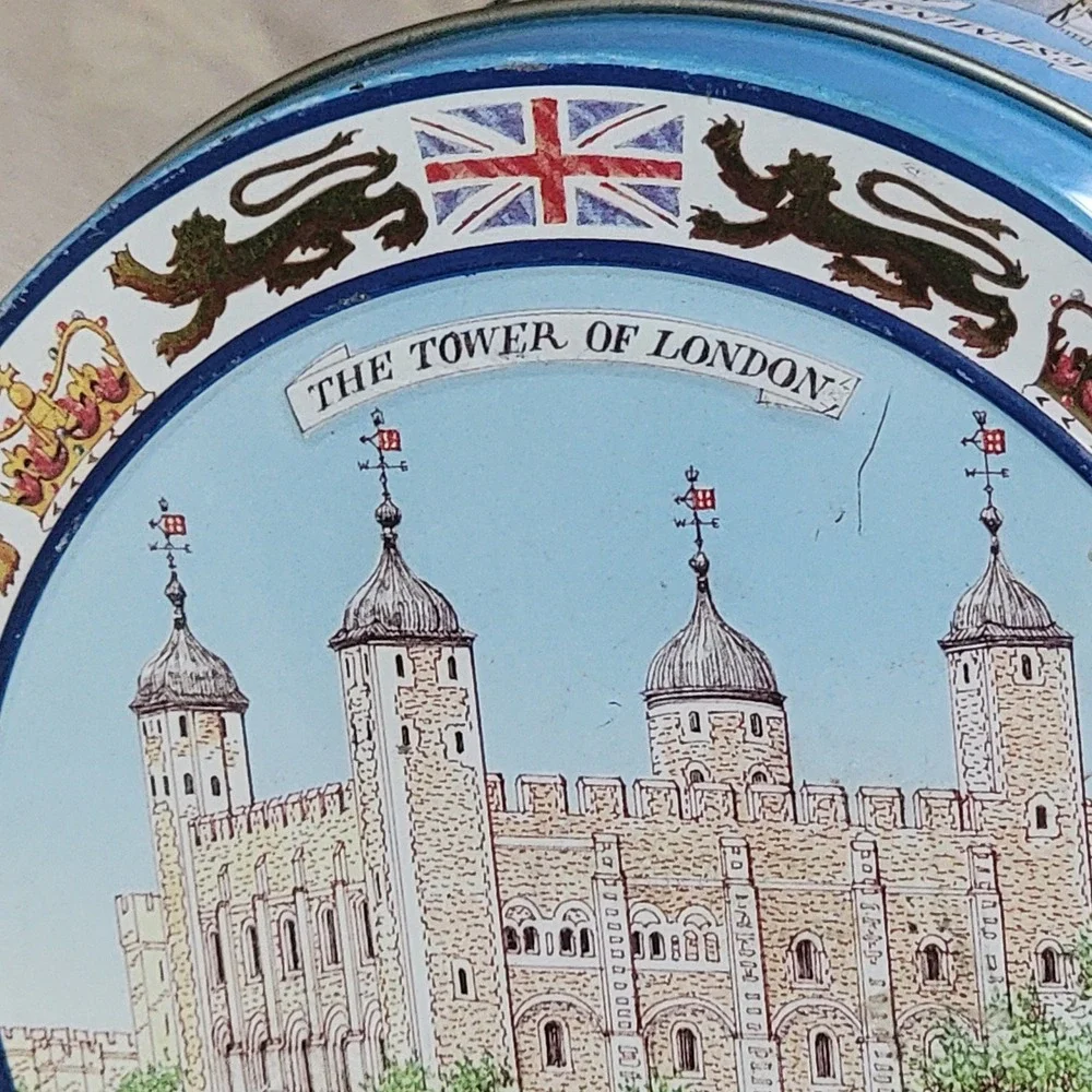 Authentic Vintage Bentley's of London Tin Famous London Landmarks 5.5